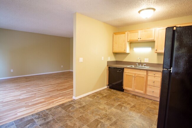 Building Photo - Garden Level 2 Bedroom in Trendy Buckman Neighborhood!