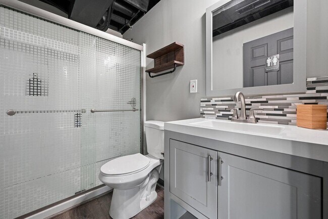 Building Photo - 10133 Meadow Glen Dr