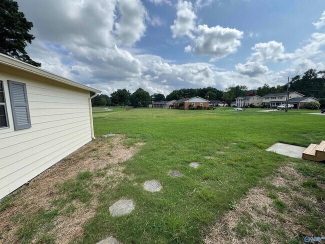 Building Photo - 816 Mira Vista Dr SE