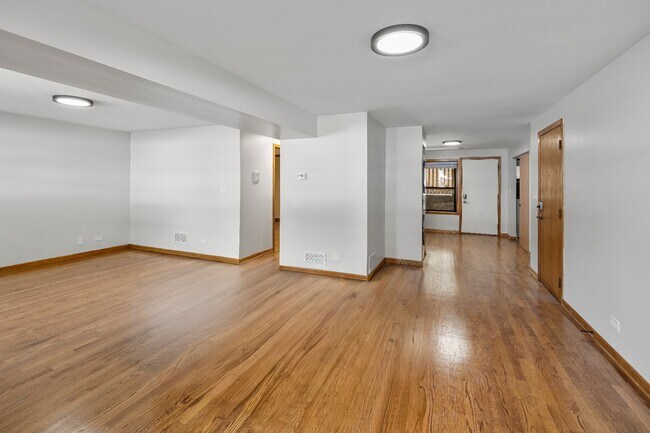 Building Photo - Garden unit: Renovated 1 bed in Logan Square - Now Leasing!
