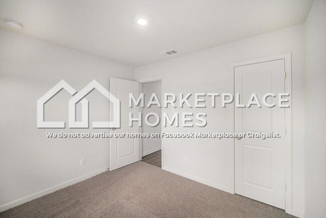 Building Photo - 933 Burlington Ave