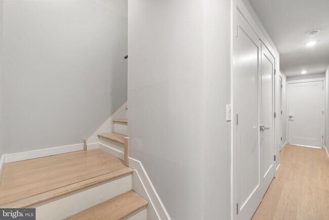 Building Photo - 2142 Master St