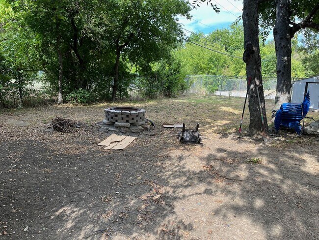 Building Photo - 830 Blackburn St