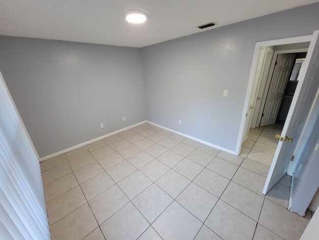 Building Photo - 4846 Royal Palm Ave