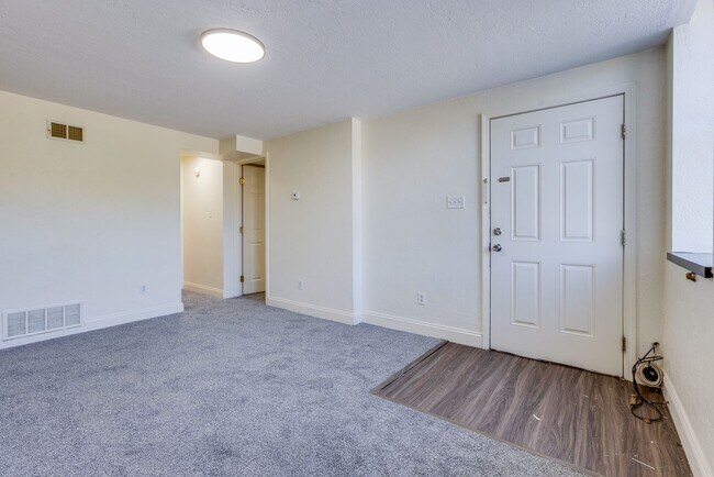 Building Photo - 182 W Warrington Ave