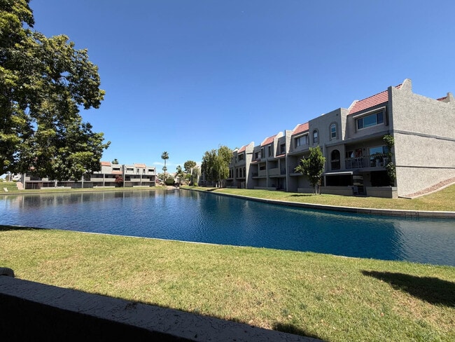 Building Photo - 2524 S El Paradiso