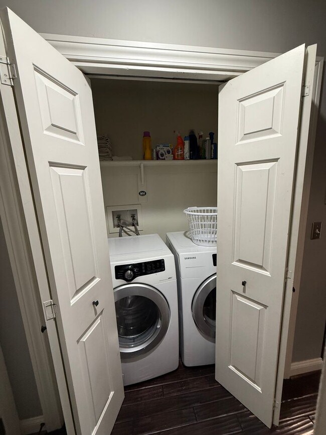 Building Photo - Partially Furnished Townhome 3-Bed, 3.5-Bath in Overland Park – Stunning with Modern Updates & Co...