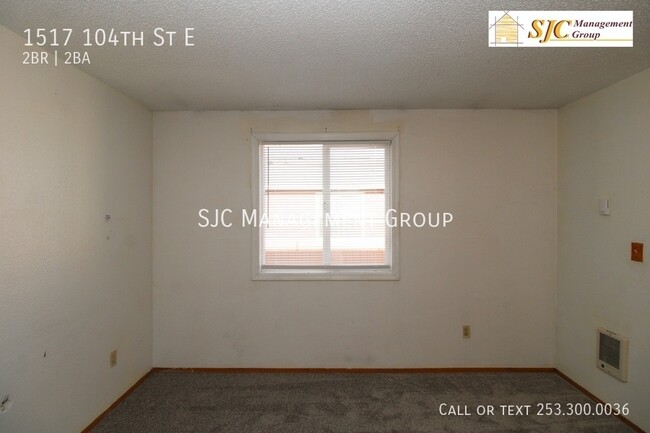 Building Photo - Clean and move in ready townhouse style condo