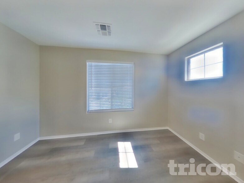Building Photo - 323 N 56th Pl