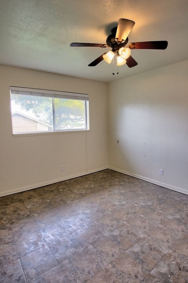 Building Photo - 403 Earl Dr