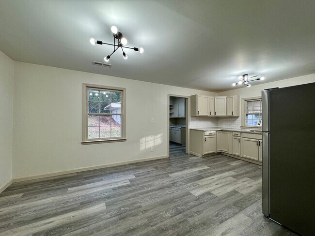 Building Photo - 1820 Tunnel Blvd