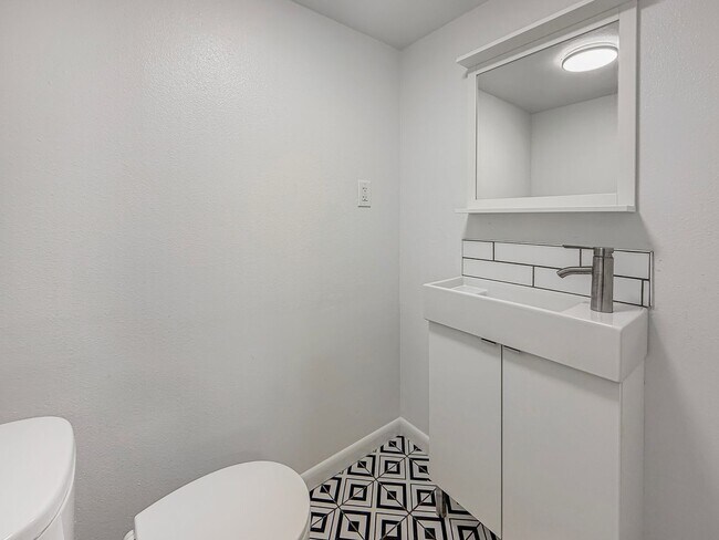 Building Photo - $0 DEPOSIT OPTION. CHARMING 4BED/2.5BATH I...