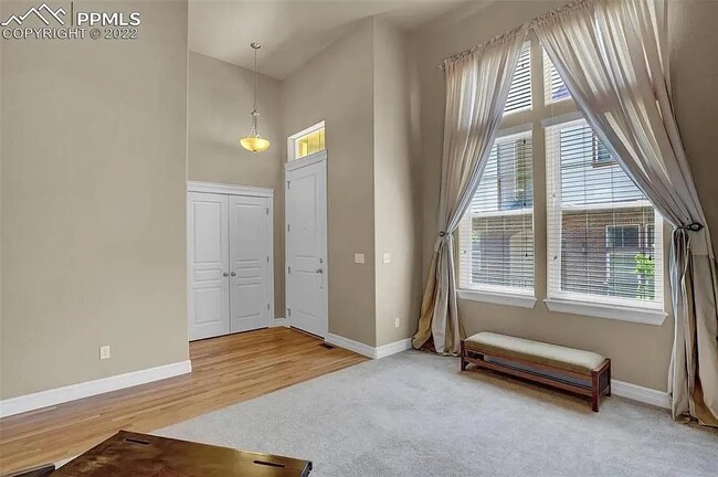Building Photo - Beautiful 2 bedroom townhouse near Pine Creek!