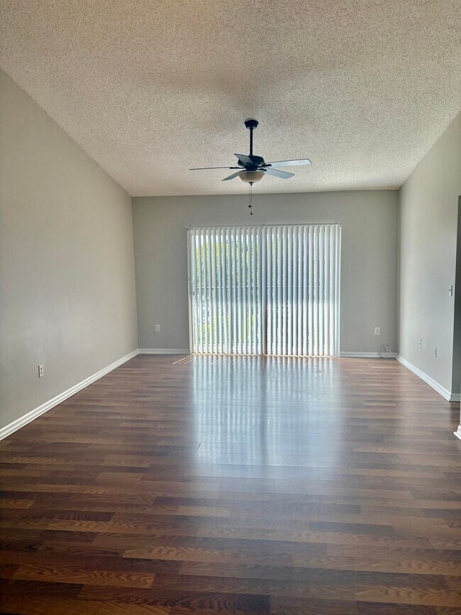 Building Photo - 900 Crestwood Ct S