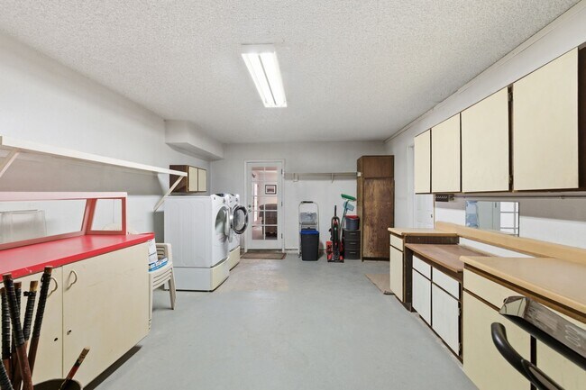 Building Photo - 1301 W Montoya Ln