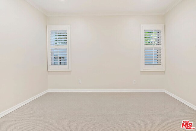 Building Photo - 360 Alma Real Dr