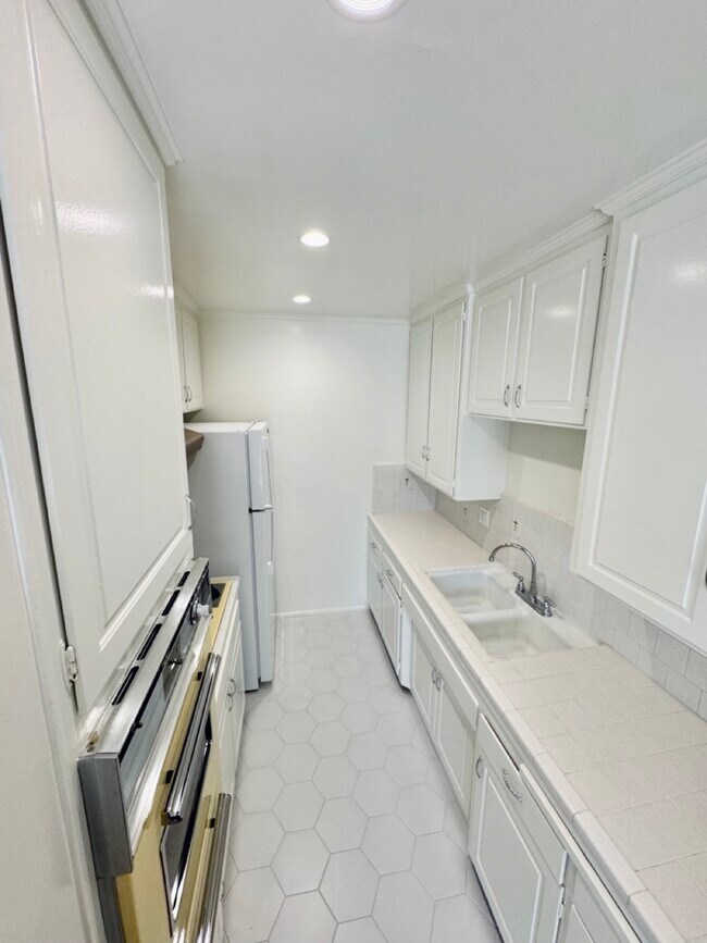 Building Photo - 2714 W Clark Ave