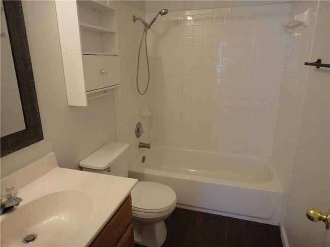 Building Photo - 809 Chiselpoint Cove