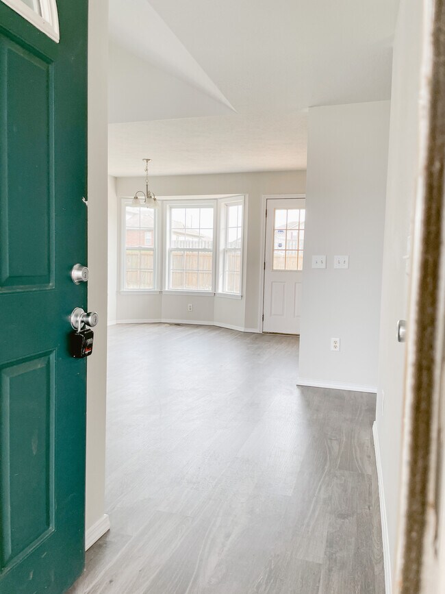 Entry - 704 N Cottonwood Ave