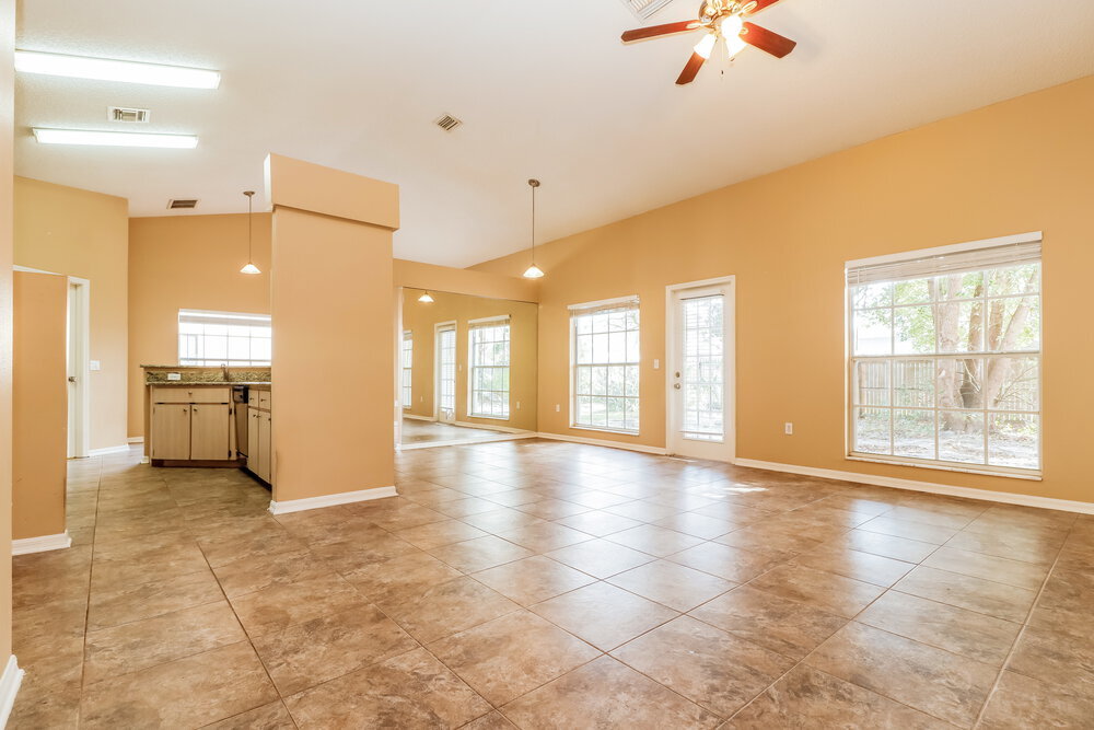 Building Photo - 10244 Rainbow Oaks Dr