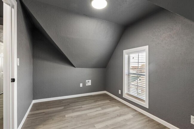 Building Photo - 1320 W Frisco St