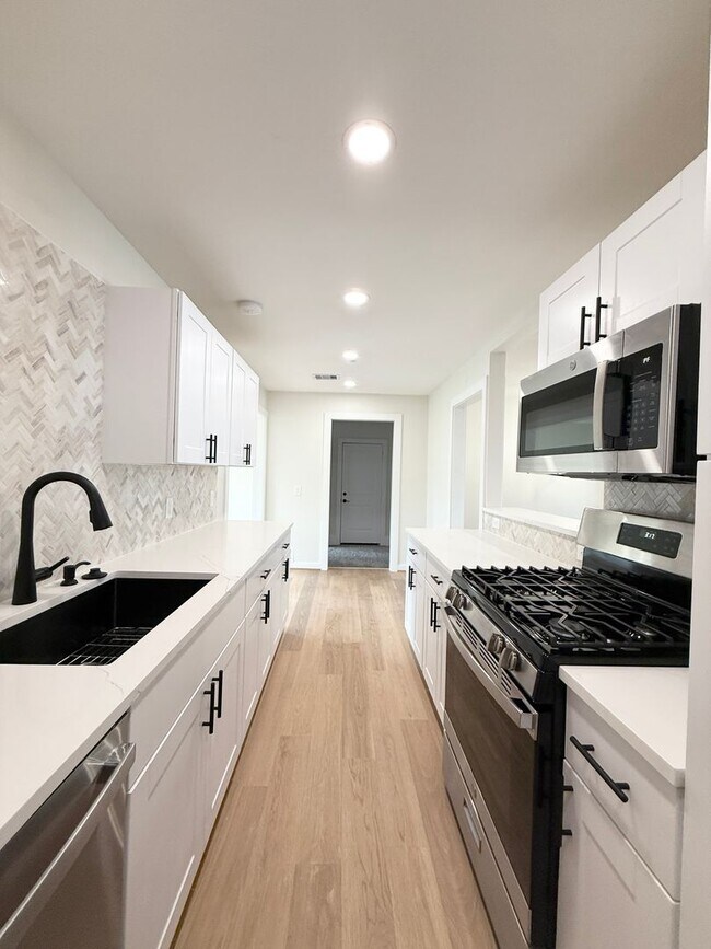 Building Photo - Spacious 3/2/1 w/ Study in Red Bluff Terrace (Pasadena)