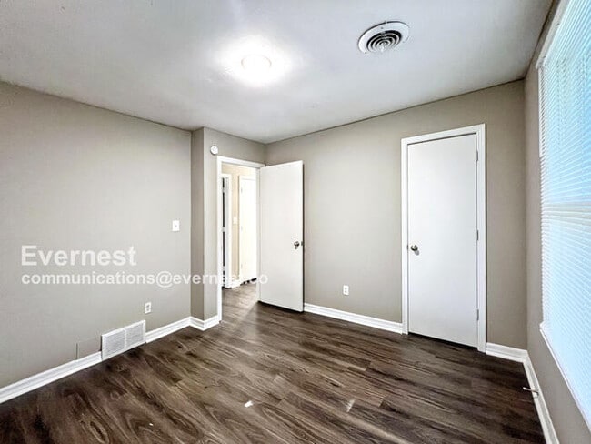 Building Photo - 3685 Woodland Dr