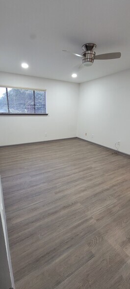 Building Photo - 7142 N Holiday Dr