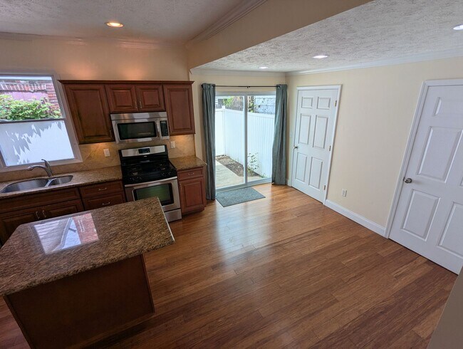 Building Photo - Spacious 2 Bedroom, 2.5 Bathroom Single Family Home (South Side Flats)