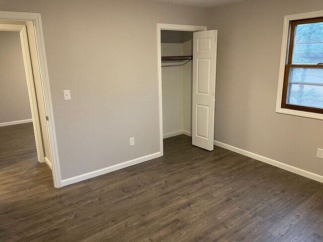 Building Photo - 3 Bed 1.5 Bath home **Available May***