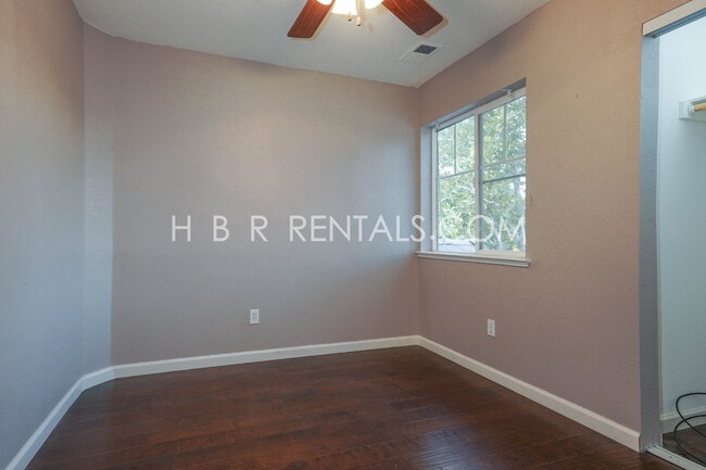 Building Photo - Bright Craftsman-Style 4 Bedroom Home in Q...