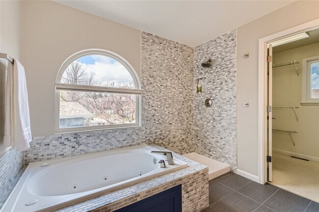 Building Photo - Beautifully Updated 3-Bedroom Home with Finished Basement in Gunbarrel