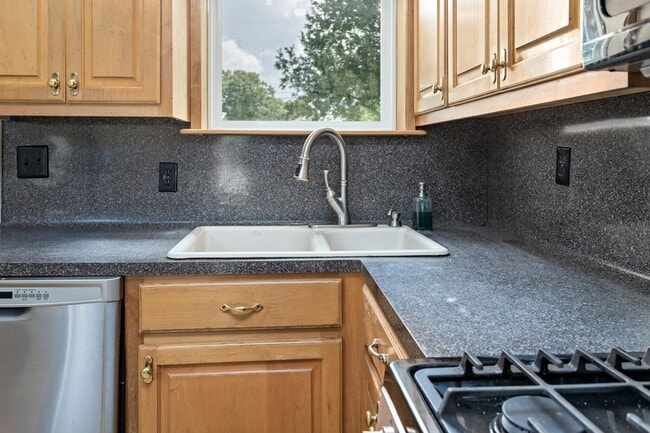 Building Photo - 616 23rd St