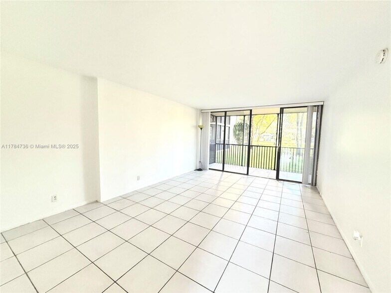 Building Photo - 3301 N Country Club Dr