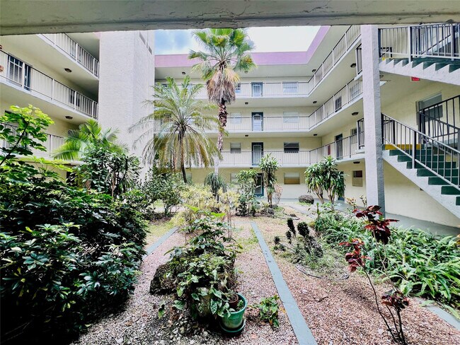 Building Photo - 1810 N Lauderdale Ave