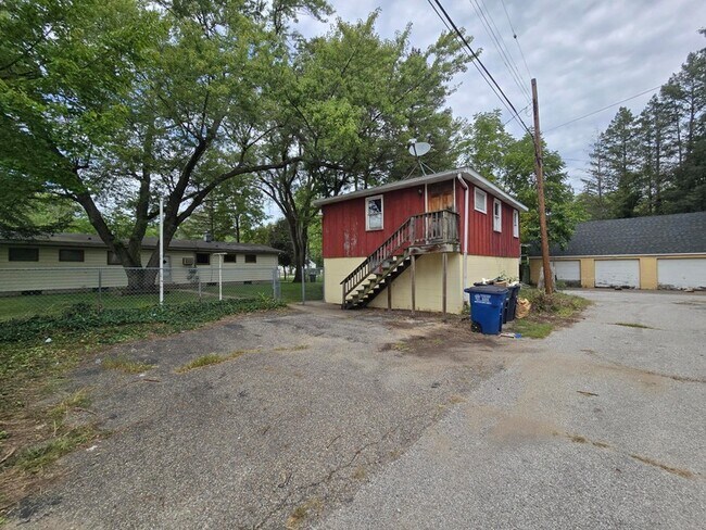 Building Photo - 721 N Carroll Ave