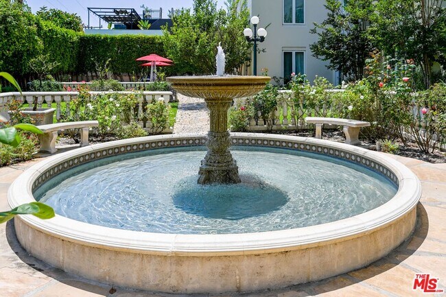 Building Photo - 1424 N Crescent Heights Blvd