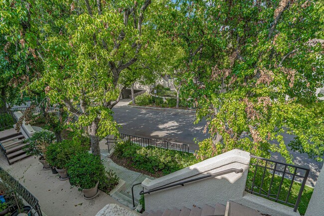 Building Photo - COMING SOON! 2 Bedroom Condo in Valencia!