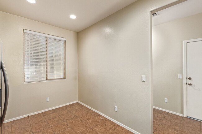 Building Photo - Attractive 3 bed, 2 bath home