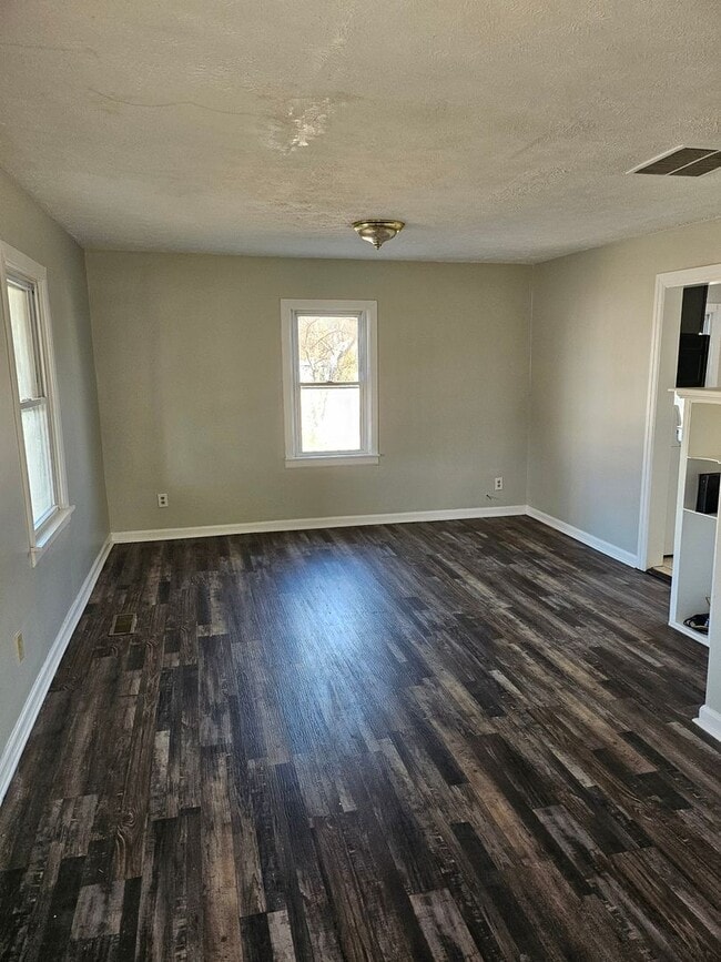 Building Photo - 3 Bed 2-bathroom home