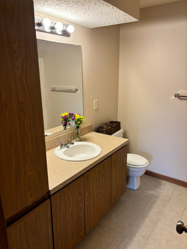 Building Photo - 5010 Emerald Dr