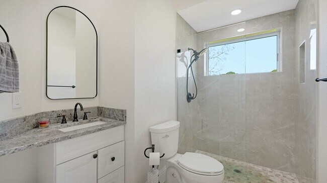 Building Photo - 6706 Oakmont Way