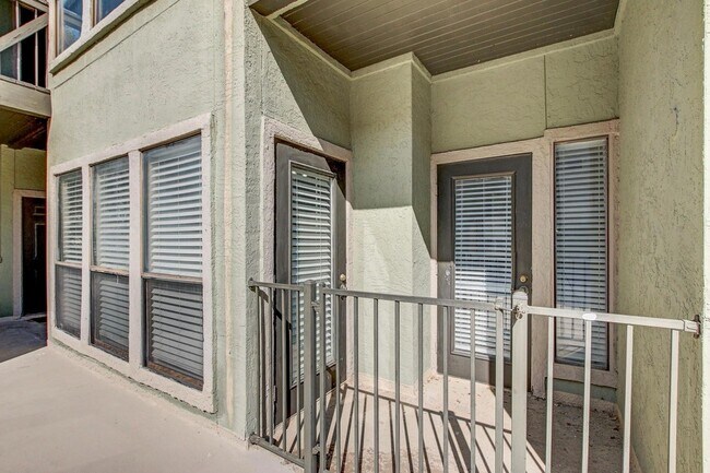 Building Photo - 807 W 25th St