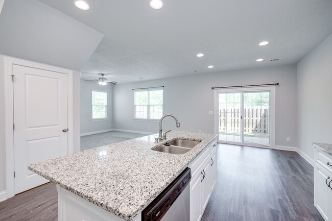 Building Photo - 3 Bedroom 2.5 Bath Townhouse