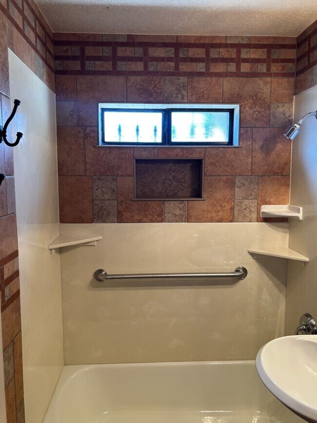 Building Photo - NEWLY REMODELED 1 BED 1 BATH