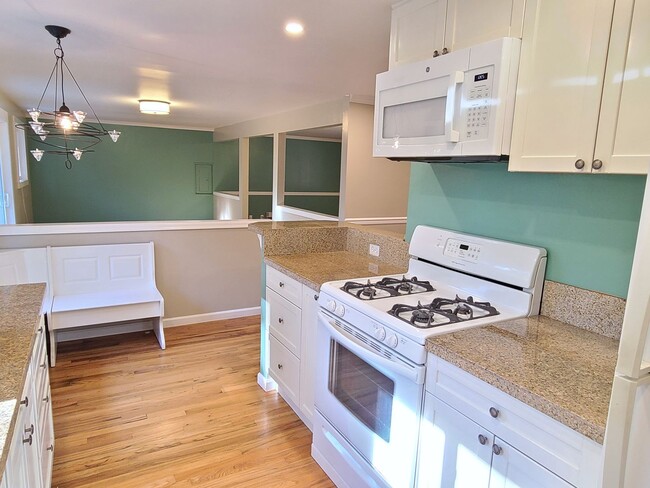 Building Photo - Charming 3Bd/2Ba Kirkland Home with Huge Yard!