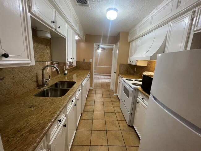 Building Photo - 4105 Vista Rd