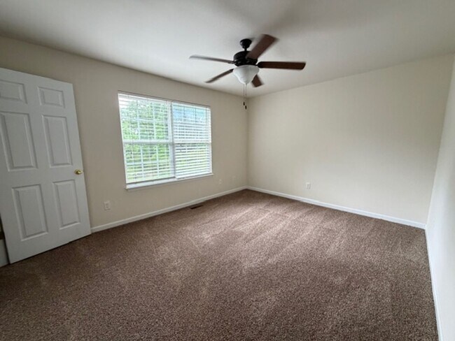 Building Photo - **MOVE IN SPECIAL, FREE FIRST MONTHS RENT ** 2Bedroom, 1.5 Bath Townhouse