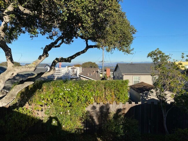 Building Photo - Cozy Monterey Home!