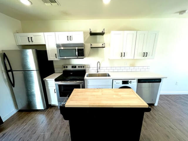 Building Photo - Renovated. with private yard!!!